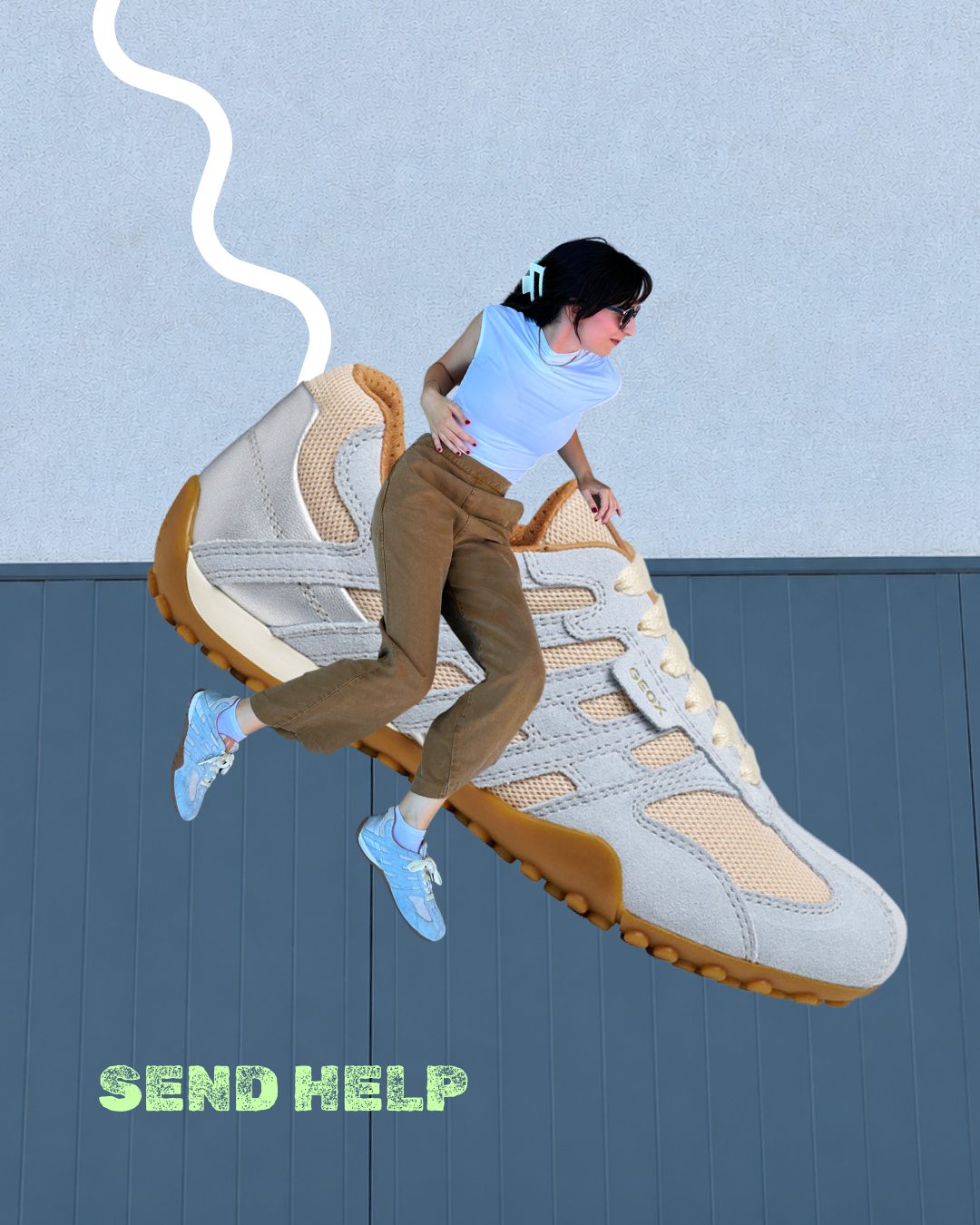 Fotomontaje GEOX: Send help, sentada sobre una zapatilla gigante