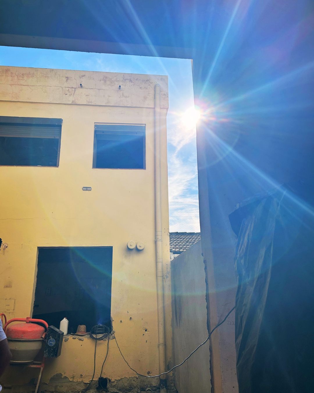 Fachada en obra a contraluz
