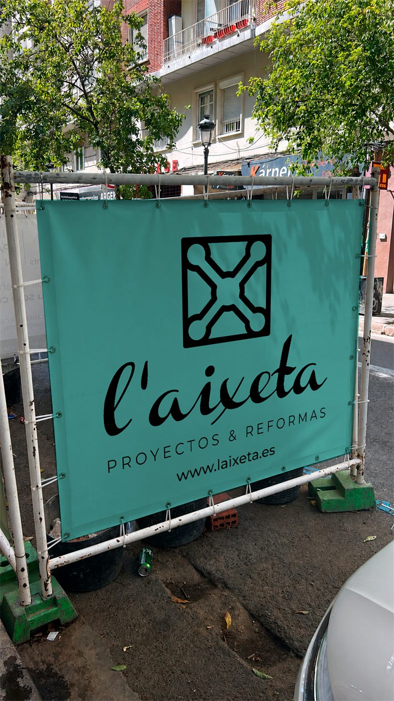 Lona lateral de L'Aixeta en una valla de obra