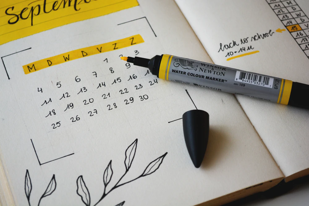Calendario mensual de contenidos planificado a mano con rotulador