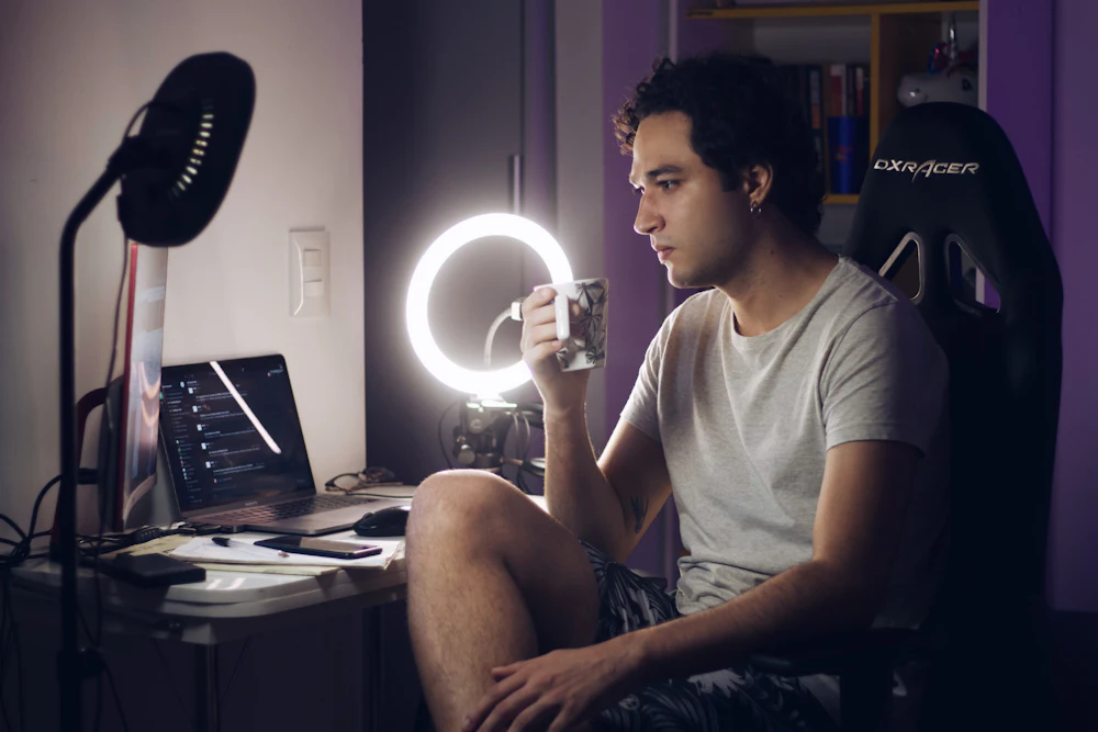 Creador de contenido preparando un vídeo con un aro de luz