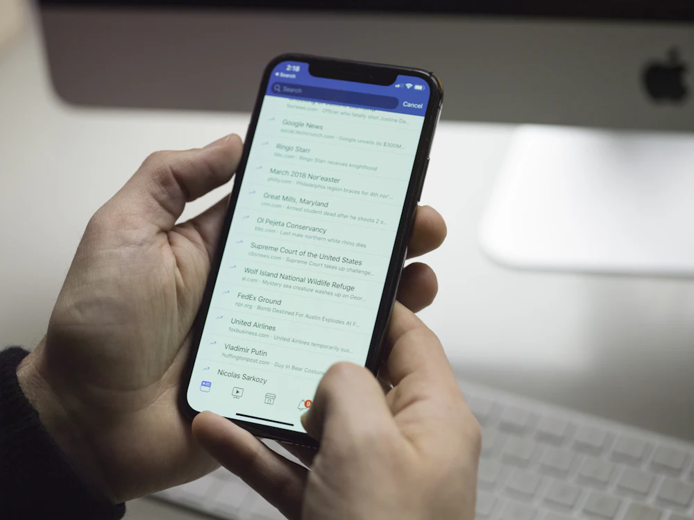 Persona navegando por una web desde el móvil