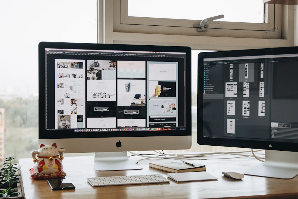 Puesto de trabajo de diseño web con dos pantallas