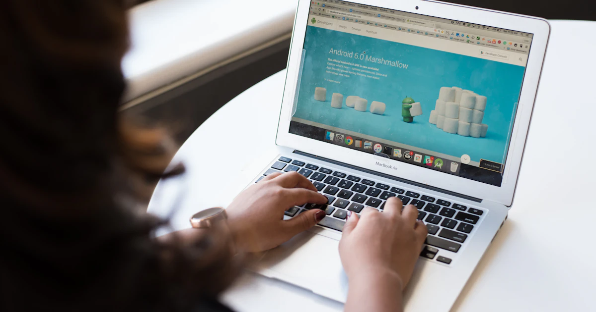 Diseñadora web trabajando en una página en su portátil