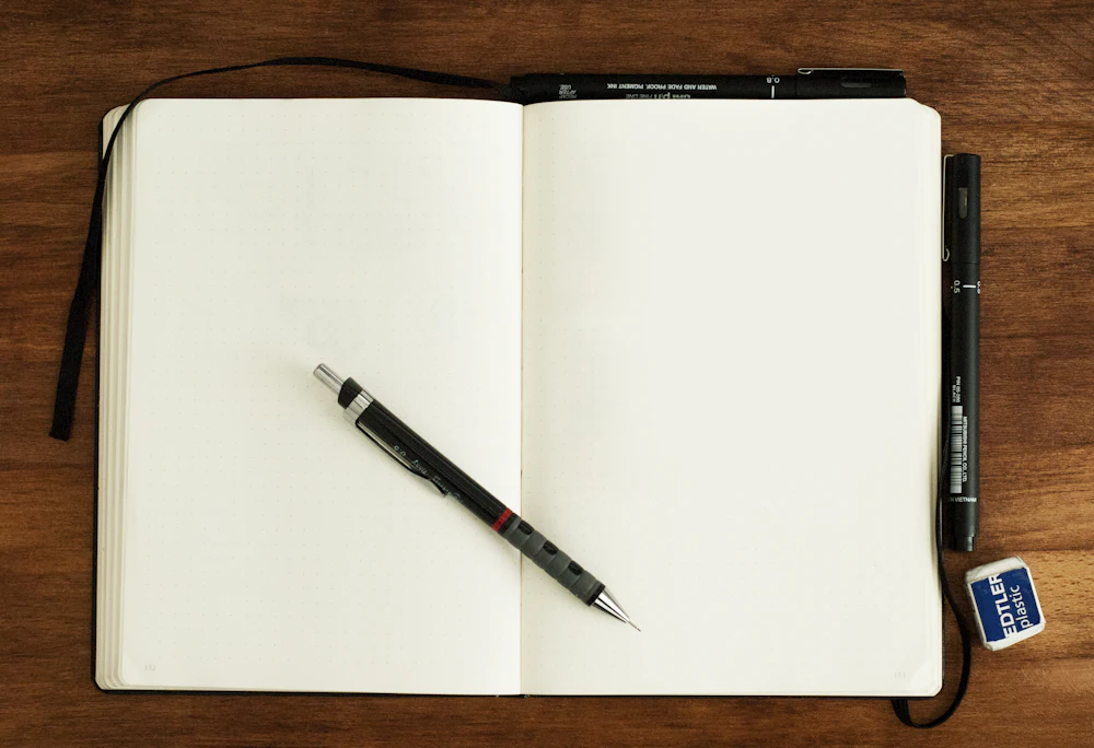 Cuaderno abierto y bolígrafo para planificar objetivos