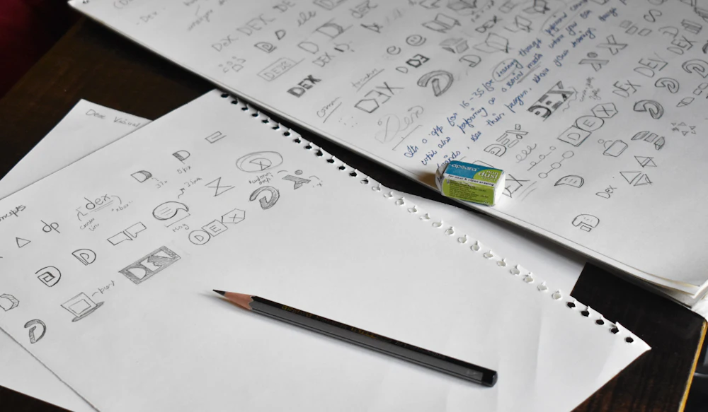 Bocetos a lápiz de un logotipo sobre papel