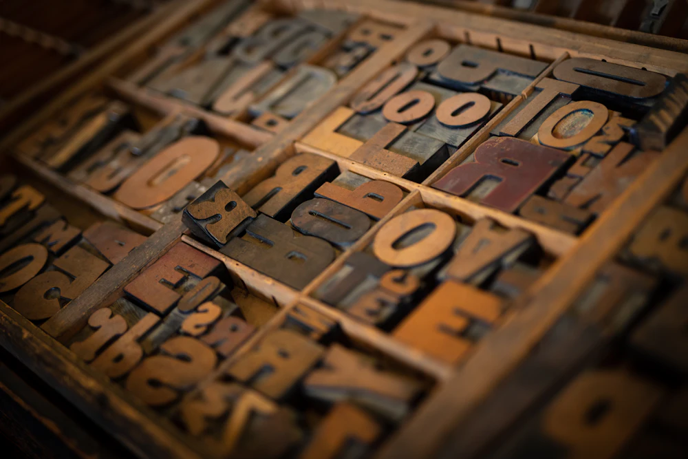 Tipos móviles de madera de distintas tipografías