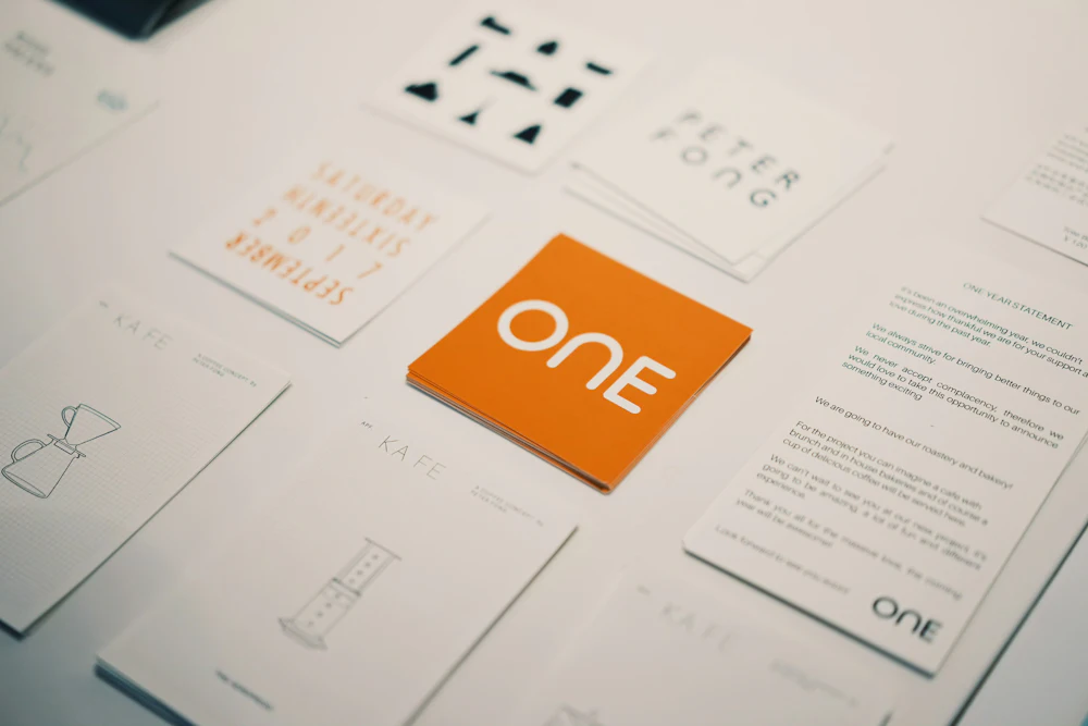 Papelería corporativa con la identidad visual de una marca