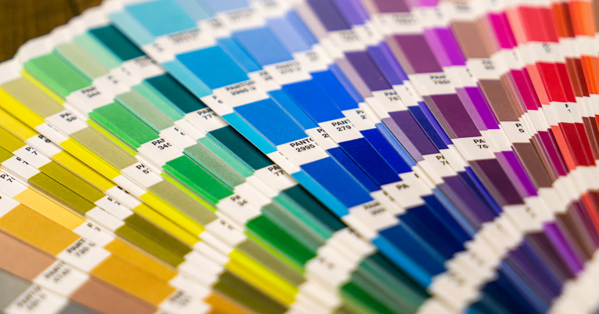 Abanico de muestras de color para elegir la paleta de una marca