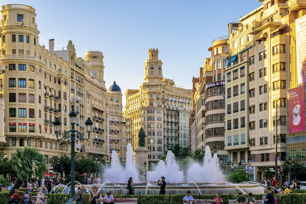 Plaza del Ayuntamiento de Valencia con su fuente y gente paseando