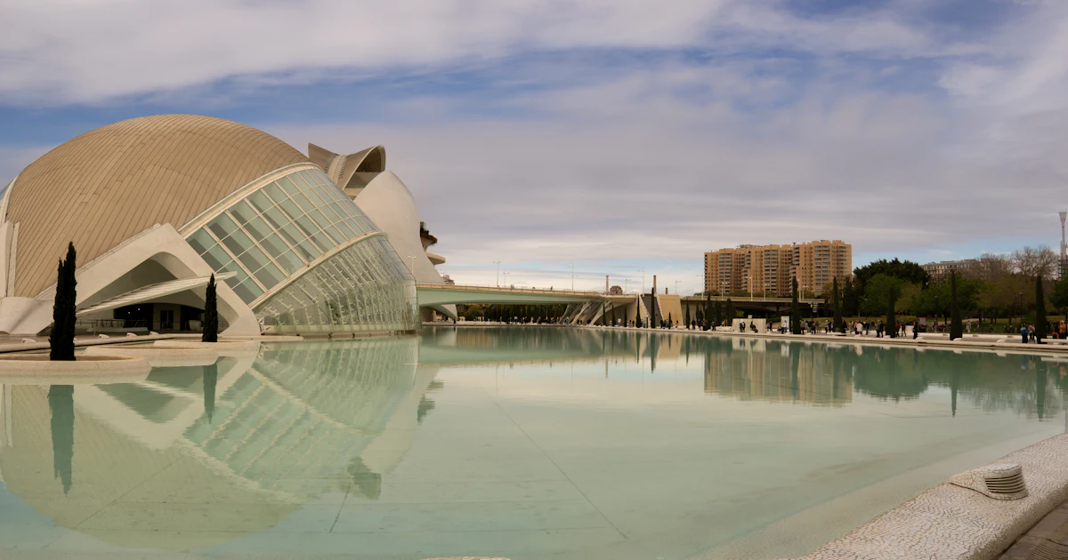 Ciudad de las Artes y las Ciencias de Valencia reflejada en el agua