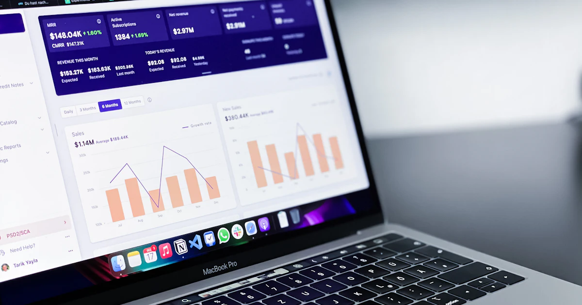 Portátil mostrando un panel de métricas con gráficos