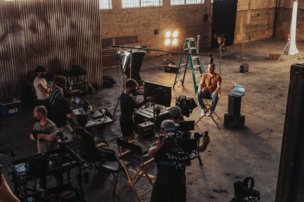 Equipo de grabación preparando una escena en un plató