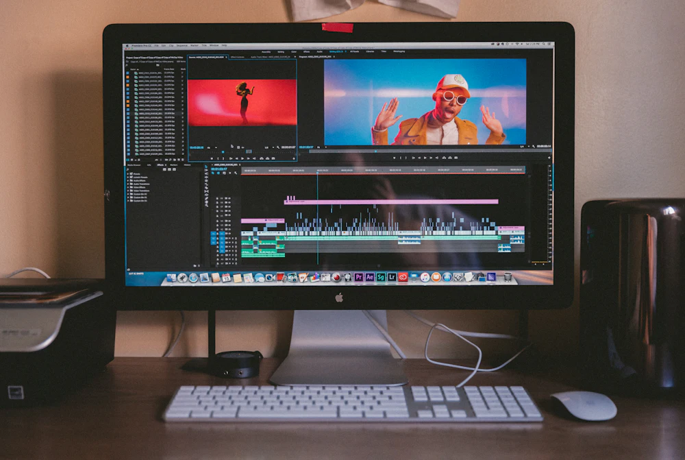 Ordenador con un programa de edición de vídeo abierto