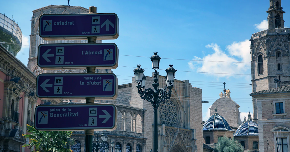 Señales de dirección en una calle del centro histórico de Valencia